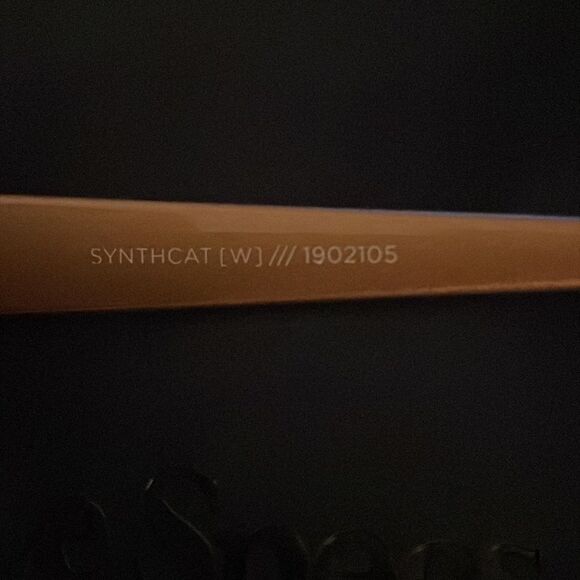 Le Specs synthcat Women’s sunglasses new without tags gold